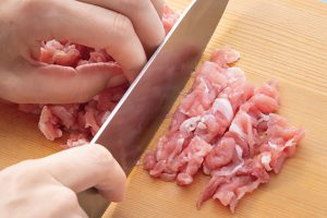 豚こま肉を細く切る。塊肉なら削ぎ切り、鶏肉なら皮を取って削ぎ切りにしてから。