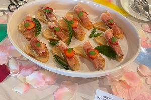 「パテ・ド・プロヴァンサルのイベリコハムロール　いちご　バジルクリーム」。塩気のあるイベリコ豚の生ハムと熟したいちご、ほんのり香るハーブの相性は感動的。