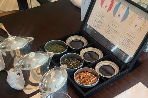 「ART OF TEA」の紅茶。「煎茶と抹茶のミックスベリー」、バタフライピーを加えた「シトラスブルー」、「レモンメレンゲ」の3種類から選べます。