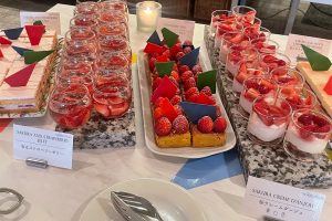 左から「桜＆ストロベリーショートケーキ」、「桜＆ストロベリーゼリー」、「ストロベリータルト」、「桜クレームダンジュ」。