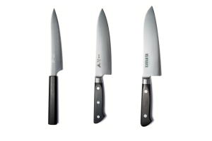 研ぎの達人がいる老舗、『かまた刃研社』。おすすめは18〜21cmの牛刀。長めのペティナイフも人気。