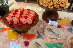 手前が「低温調理したチキンブレスト いちご 桜マヨネーズのサンドイッチ」、奥は「スモークサーモンムースのタルトレット 桜エビを添えて」。