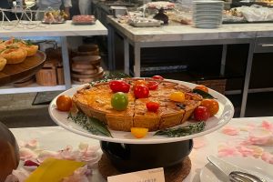 フレッシュなトマトをのせた「ラタトュイユのキッシュ」。