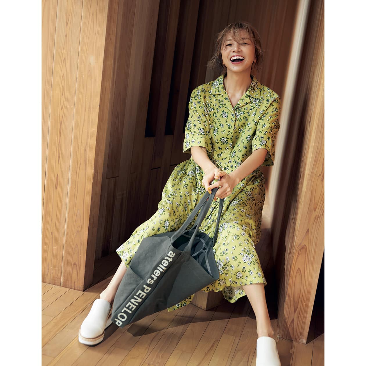 山口智子さんが春を纏う。大胆かつ繊細な花柄がもたらす、遊び心ある