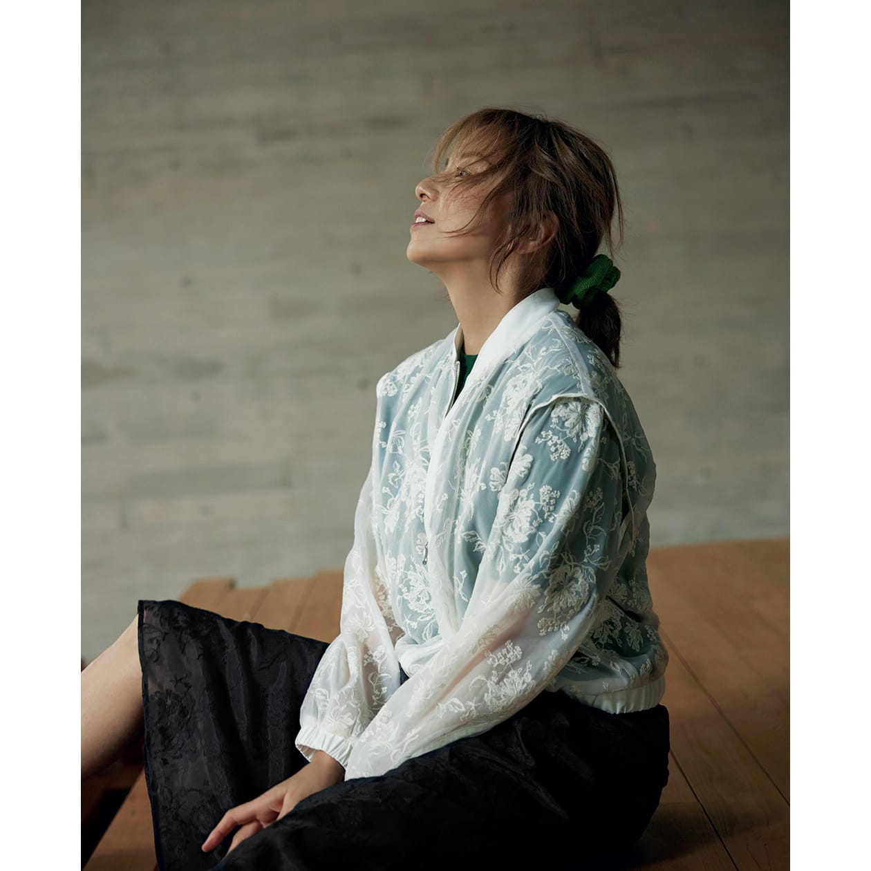 山口智子さんが春を纏う。大胆かつ繊細な花柄がもたらす、遊び心ある