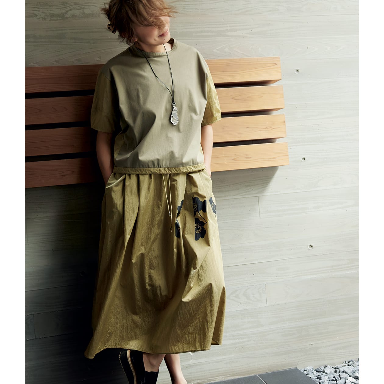 山口智子さんが春を纏う。大胆かつ繊細な花柄がもたらす、遊び心ある