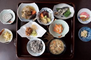 季節ごとに、お正月料理、山菜料理、田植え料理といった お膳料理でもてなしてくれる、津軽あかつきの会。