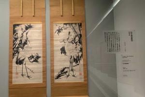 竹梅双鶴図　伊藤若冲筆（江戸時代、東京・出光美術館）雪舟の「四季花鳥図屏風」の影響が色濃く見られる。