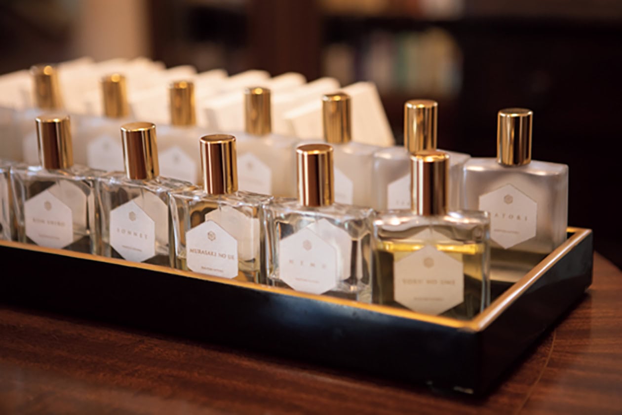 自分に合う香りの選び方や付ける場所など、大人の香水Q&A | おしゃれ