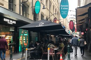 Degraves St.の路地はテラス席で埋め尽くされている。