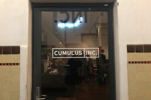 CUMULUS INC.のエントランス。1階がレストラン、2階がワインバーになっている。