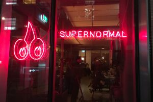 Supernormalエントランス。中に入ると日本語のサインやプリッツの自販機などが置かれていて楽しい。