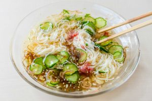 （5）茹でたそうめんを（4）に入れて混ぜ合わせる。