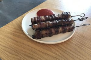 ラムの串焼き、クミン風味。自家製シラチャーソース添え。