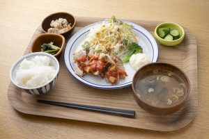 八海定食・肉1300円。季節ごとに内容が変わる八海定食の夏のメニュー・肉は豚ロースの塩麹漬け焼き 甘麹夏野菜トマトソース。日替わり小鉢2種、漬物付き（日替わり定食は別にあり）。