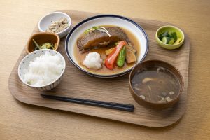 八海定食・魚1300円。カラスカレイの揚げ煮 醤油麹甘酢だれの夏野菜添え。日替わり小鉢2種、漬物付き。すべて手作りの八海定食には麹が使われている。