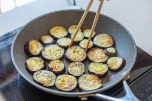 （3）続いてなすを入れ、両面焼き色がつくまで焼く（油が足りなかったら足してください）。