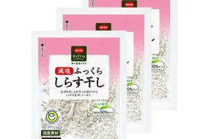 〈ヘルシーコープ（おいしく減らす）  CO・OP ふっくらしらす干し（減塩）25g×3〉紀伊水道、大阪湾で獲れたしらすを炊きあげて冷凍。3連の使い切りパック入りで、少量ずつ使える。