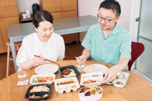 料理研究家の井原裕子さん（左）と、フードライター、コラムニストの白央篤司さん（右）。