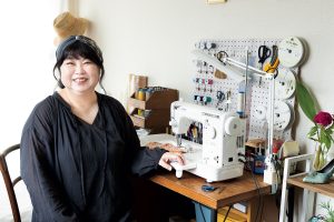 ハンドメイド作家の岩井博子さん。