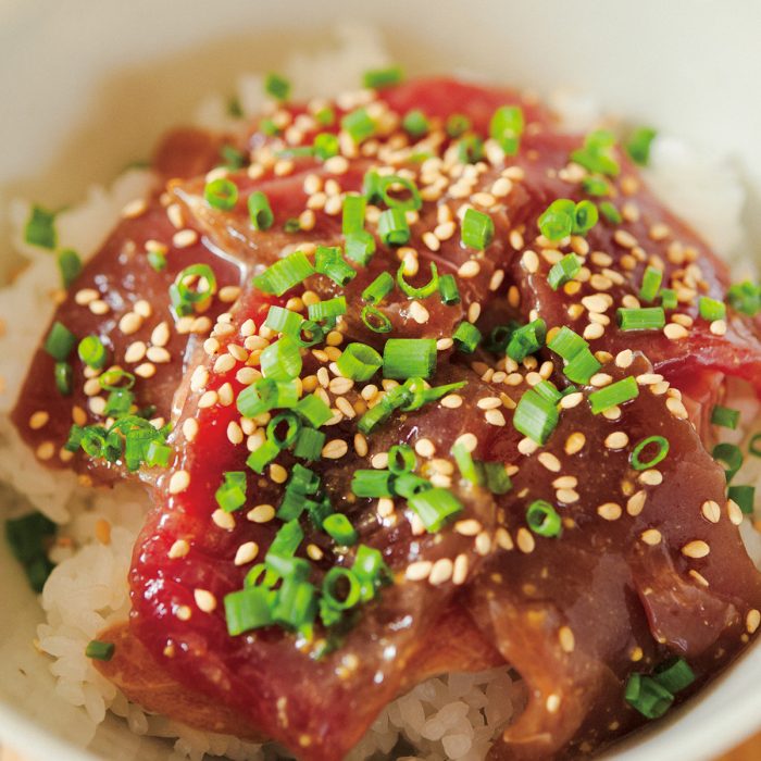 余りがちな和がらしをアクセントに、マグロの漬け丼。