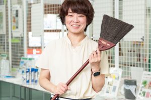 幅広い清掃用品を提供するアズマ工業の営業企画課、川崎裕美さん。