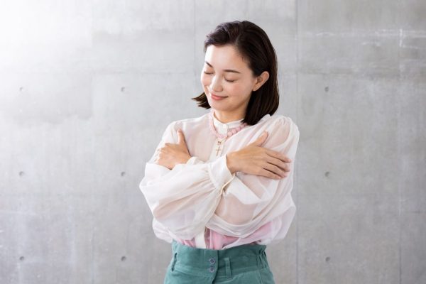 蛯原英里さんが実践。朝３分のタッチケアって？