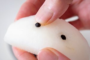 粒黒こしょうを梨と一緒に口に入れると、ピリッとした辛さがアクセントになり、体も温まる。