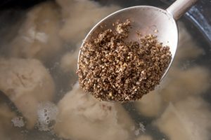 青じそに似た植物・えごまの粉末で、ほのかに爽やかな香りと香ばしさをプラス。すりごま＆きなこでも代用可。