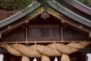 雨の出雲大社、四の鳥居をくぐり抜けた先で最初に現れる拝殿。