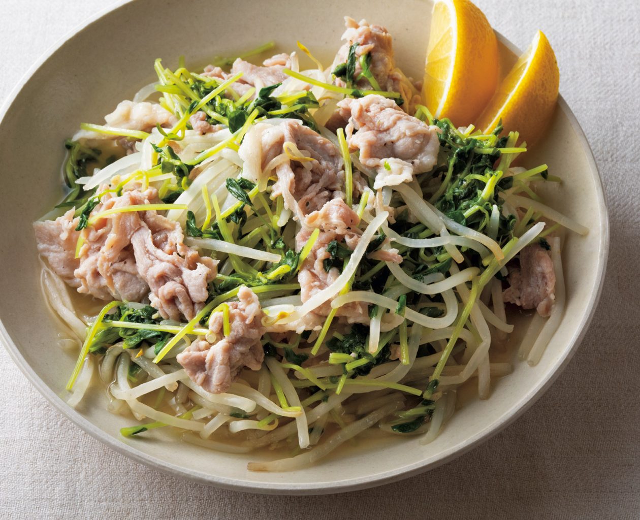 豚こま、豆苗、もやしのナンプラー煮【市瀬悦子さんの失敗知らずの重ね