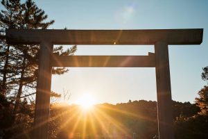 伊勢神宮の皇大神宮（こうたいじんぐう）（内宮）・宇治橋で迎える夜明け。