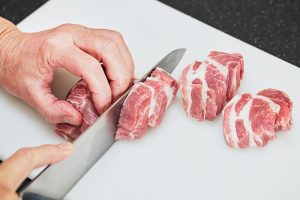 肉は繊維に沿って切ると火の通りが早くなる。大きさを揃えることも大事。