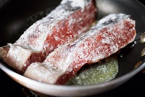 小麦粉をまぶして両面を軽く焼きつけると、身崩れを防げる。