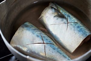 鯖は水からじっくり煮ることで、ふっくらと弾力のある仕上がりに。