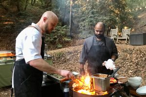 BBQグリルやオーブンを駆使しながら、シェフのトロイ・シュチョトカさんが次々と料理を仕上げていく。