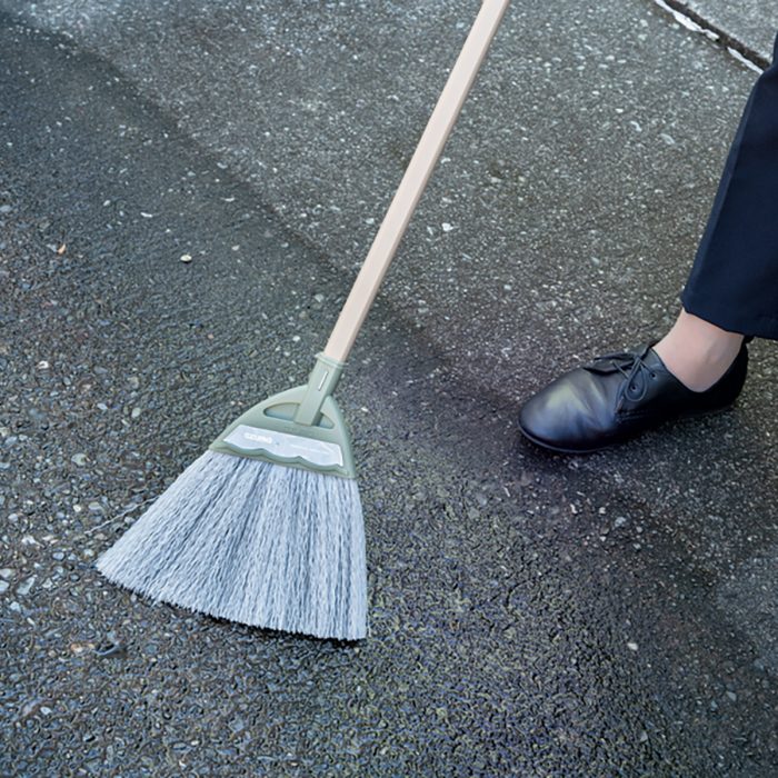 【手軽で万能、箒の魅力】水に強く、丈夫で経済的。用途で使い分けるさまざまな箒。