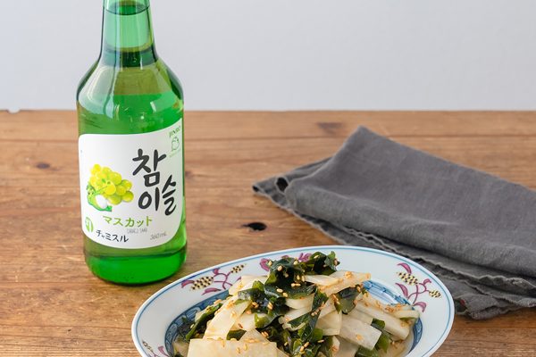 【ぐっち夫婦のお酒とおつまみ】大根とわかめのごまナムル×韓国焼酎