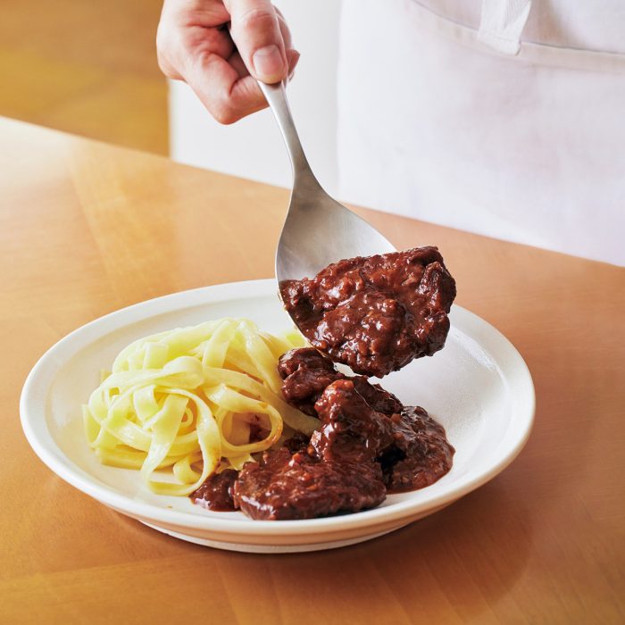 【豚肉の赤ワイン煮】川津幸子さんの片づけも楽々、大満足のワンプレート