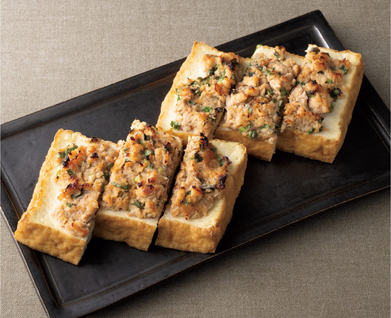 骨を丈夫に作り替えるビタミンDレシピ「厚揚げの鮭ねぎのせ焼き