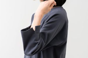 ラグラン袖によって肩や腕が動かしやすく、体の動きを邪魔しません。