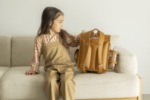 「アルチザン」外寸（約）高さ 33.5cm / 幅 26.5cm / マチ幅 20.8cm