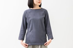着丈が長めなので、ボトムスのイン・アウトも思いのまま。