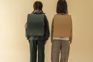 「プレーン」かぶせ裏｜無地（6万6000円）、かぶせ裏｜柚木沙弥郎デザイン（7万7000円）