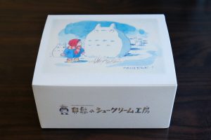 宮崎駿監督が『となりのトトロ』公開時に描き下ろした絵柄入りボックスで届く。