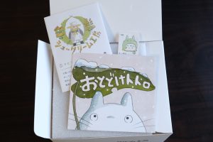 箱を開けるとオリジナルのリーフレットや鈴木敏夫さんが描いたトトロのシールが。