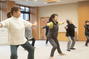 曲げて伸ばして健康寿命日本一　長野県が取り組む“ご当地体操”