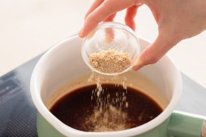 （2）小鍋にAを入れ、中火でひと煮立ちさせてアルコールを飛ばす。火を止めてすりごまを加え、よく混ぜて冷ます。