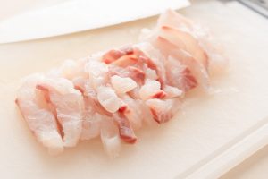 （1）鯛は5mm幅に切る。塩を振り、下味をつける。