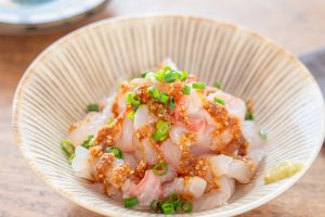 （3）皿に1の鯛を盛り、2の冷ましたたれを回しかけ、青ネギを散らす。お好みでわさびを添える。